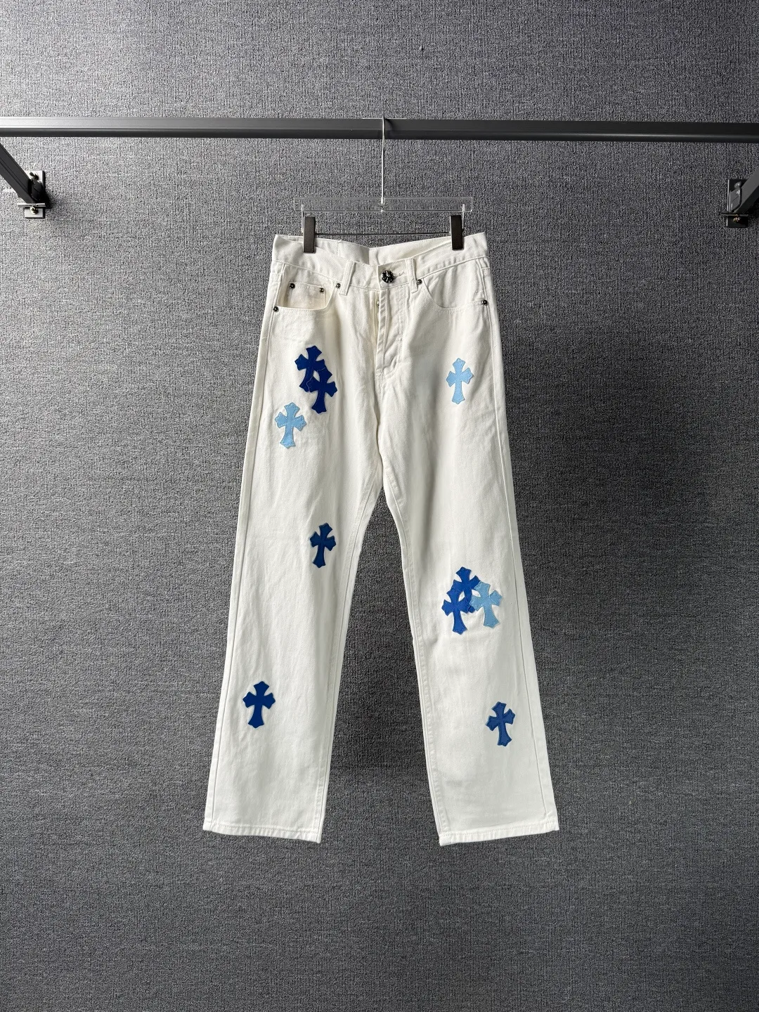 P230 💰 (Top version) Chrome Hearts/Chrome Hearts Classic white and blue series colored leather cross washed color fabric unisex denim trousers Vibe style straight stacked god-level version Carbon fine bias denim color cloth Old vintage full set of hardware - Chrome Hearts white cow series The high version uses high-ounce customized fabrics, fermentation washing and soft color fixation, soft and thick to wear, the details are all made by hand-polished craftsmanship, all-over printed jacquard fabric Unique design style. Through multiple processes to create a full retro feel. Unique niche non-contrast shirt. Customized distressed spray-painted buttons. Craftsmanship in every detail. Color: white and blue. Size: 28-30-32-34 (corresponding to S-M-L-XL)